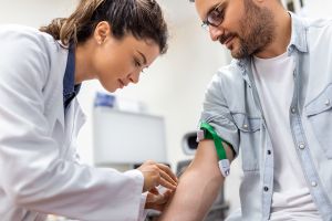 Test de sânge revoluţionar: depistează rapid cancerul cerebral agresiv