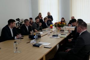 FOTO Ambasadorul Chinei, prezent, astăzi, la Botoşani. S-a întâlnit cu şeful administraţiei judeţene şi reprezentanţii Camerei de Comerţ