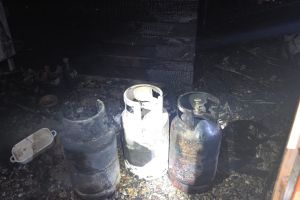 Risc major de explozie  la o locuinţă din Văcăreşti / Trei butelii, evacuate la timp de pompieri