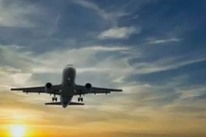 Companiile aeriene cresc preţurile şi reduc zborurile din cauza scumpirii combustibilului