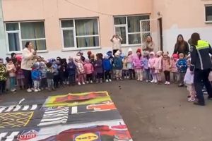 Poliţiştii, alături de preşcolarii Școlii „Miron Costin” din Bacău