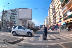 Manevră periculoasă în Sibiu: o şoferiţă întoarce maşina pe trecerea pietoni în timp ce un bătrânel traversa / video