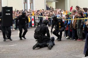Ziua Poliţiei: Demonstraţii cu mascaţi şi câini-poliţişti, plus expoziţie de motociclete şi autospeciale, în Cetatea Oradea