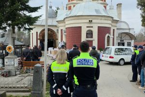 FOTO & VIDEO Poliţiştii din Botoşani, în doliu! Alexandru Răţoi, condus, astăzi, pe ultimul drum. Zeci de colegi îşi iau rămas bun de la el