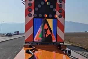 Atenuator de impact pentru siguranţa drumarilor. Se lucrează cu el pe ocolitoarea Braşovului