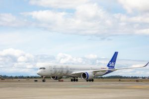 Efectul scumpirii carburanţilor: o mare companie aeriană anulează curse din cauza costurilor prea mari