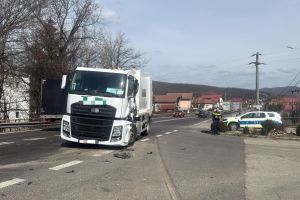 Ambulanţă lovită de o maşină de gunoi pe DN7 între Sibiu şi Vâlcea / foto