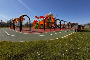 Parcul Arteză din Cerneteaz şi-a deschis porţile: cel mai frumos şi mai mare loc de joacă din zonă, inaugurat cu zâmbete şi bucurie