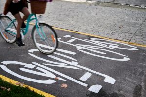 Adolescentă din Reşiţa pălmuită de un pensionar, după un accident pe o pistă de bicicletă