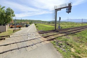 Trecerea peste calea ferată din Mohu, deteriorată: zeci de localnici cer reparaţii urgente