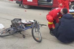 Accident cu fugă de la locul faptei la Roşia: biciclist ajuns la spital