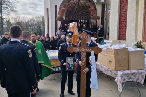 FOTO & VIDEO Rămas bun, Alexandru! Lacrimi şi onoruri militare, la Botoşani, pentru poliţistul plecat prea devreme