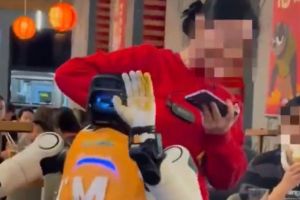 Panică într-un restaurant: un robot chelner a început să spargă farfurii / video