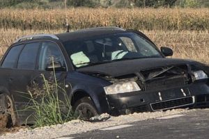 Accident cu 3 maşini în judeţul Satu Mare, după o depăşire. Un autoturism s-a oprit în şanţ, iar o femeie a ajuns la spital