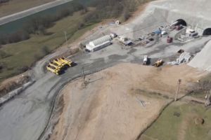 Mobilizare masivă pe autostrada Sibiu – Piteşti: sute de muncitori şi utilaje lucrează continuu / video