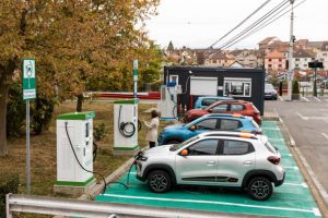 Cât mai costă să îţi încarci maşina electrică în Sibiu. Șoferii, nemulţumiţi de staţiile primăriei: „E prea scump”