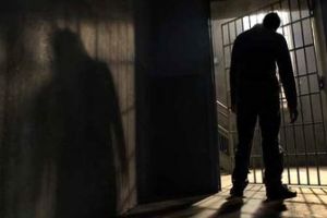 A crezut că unde-i lege e tocmeală, dar s-a înşelat amarnic. Bărbat escortat în Penitenciarul Botoşani