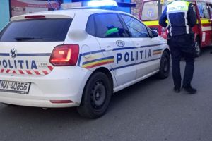 La un pas de tragedie! Un sătmărean a mers cu maşina în marşarier şi a târât o femeie sub autoturism. Apoi a plecat