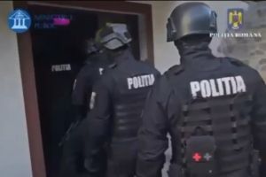 2 percheziţii domiciliare şi control judiciar faţă de un agent de poliţie cercetat pentru luare de mită