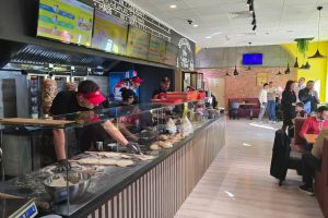 DABO Döner s-a întors în Târgu Mureş cu un vibe nou. În fiecare joi iei un döner şi pe al doilea îl primeşti la un preţ absolut special.