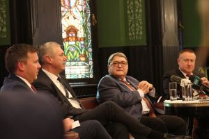 Emil Hurezeanu în Sala Oglinzilor. Diplomaţie culturală prin concertele Filarmonicii Târgu Mureş în capitale europene 