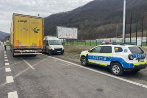 Șoferii de TIR amendaţi pe Valea Oltului: nu au respectat restricţiile şi au fost traşi pe dreapta