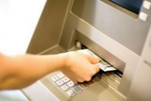 Alertă de fraudă la bancomate: metoda „firului invizibil” îţi poate lăsa contul gol