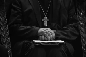 Preot acuzat că are o relaţie cu soţia unui om de afaceri, enoriaş al bisericii