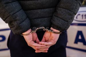 În arest, după ce şi-a lovit şi ameninţat iubita