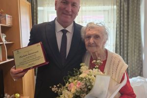 Doamnă născută în acelaşi an cu Marilyn Monroe, felicitată de primar cu ocazia centenarului