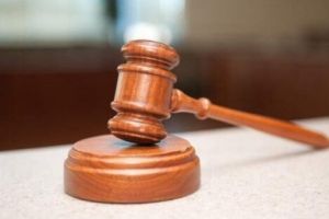 Trimişi în judecată pentru fraudarea fondurilor publice şi comercializarea de alimente alterate