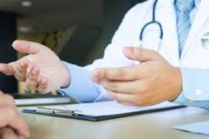 Doi medici trimişi în judecată pentru ucidere din culpă şi fals în acte