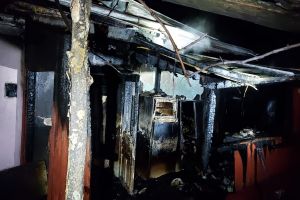 FOTO Necaz pentru o bătrână din Botoşani! Casa i-a luat foc în toiul nopţii, iar vecinii au salvat-o