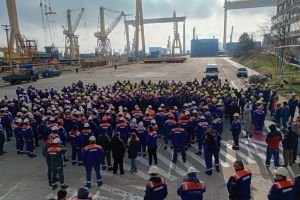 FOTO+VIDEO. Știri Constanta azi: Protest spontan astazi la Damen Mangalia! Sute de angajati, fara salarii de peste trei luni