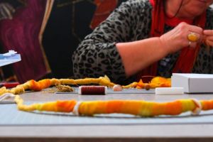 Ateliere de bijuterie organizate la Muzeul de Arta Constanta. Participantii au descoperit tehnici diverse de lucru 