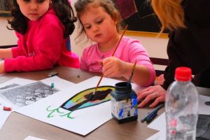 FOTO. Experienta creativa pentru copii la Muzeul de Arta Constanta. Patrimoniul muzeal, sursa de inspiratie pentru micii artisti