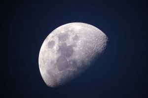 Lună Nouă în Peşti