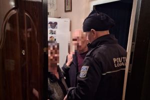 Bătrân rătăcit într-un autobuz din Piteşti, readus acasă de Poliţia Locală