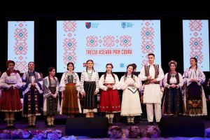 Regal folcloric la Satu Mare. Tineri artişti au urcat pe scenă în finala festivalului „Trecui aseară prin codru”