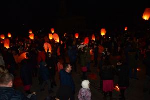 1.500 de lampioane – lansate la Ora Pământului în Piaţa Unirii din Focşani