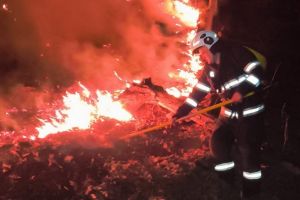 Șapte incendii de vegetaţie în Bihor, unul cu pagube serioase: flăcări lângă un rezervor cu 9.500 de litri de motorină (FOTO)