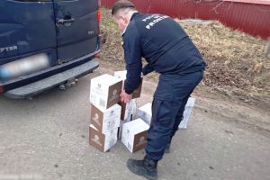 FOTO Două microbuze cu alcool şi ţigări de contrabandă, oprite de poliţişti la Botoşani