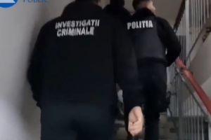 Percheziţii în Teleorman, într-un dosar privind infracţiuni de înşelăciune, fals în înscrisuri sub semnătură privată şi uz de fals / Doi bărbaţi, reţinuţi