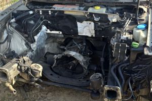 VIDEO Afacerist din Săpoca reţinut de Poliţie. Incendia deşeuri şi dezmembra maşini ilegal