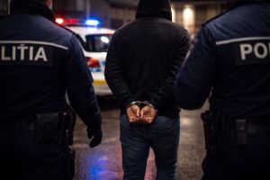Trei bărbaţi din Bistriţa, reţinuţi de poliţişti pentru furturi şi distrugere