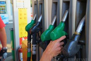 Tot mai scump! Noi creşteri de preţuri inclusiv la pompele din Oradea, unde motorina premium depăşeşte 10 lei. ANAF anunţă controale în ţară