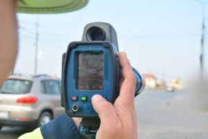 Tânăr şofer de BMW din Bihor, lăsat pieton 5 luni: depăşire pe linie continuă cu 110 km/h în localitate