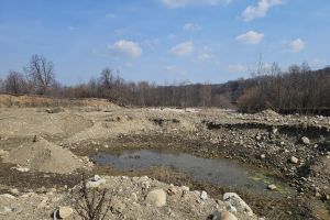 Exploatări ilegale de agregate pe râul Caşin. Garda de Mediu sesizează Poliţia