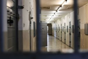 La 31 de ani, un tânăr din Botoşani a fost trimis în puşcărie. Pentru ce va sta după gratii