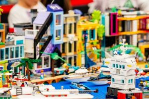 Animale, trenuri şi construcţii spectaculoase realizate din mii de cărămizi LEGO, plus ateliere creative, în acest weekend, la Iulius Town